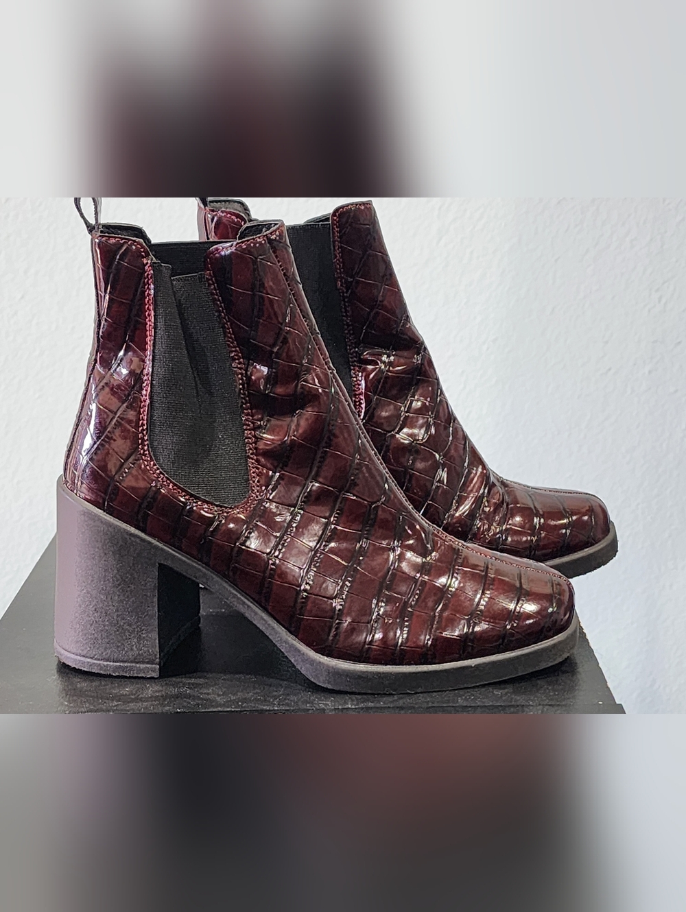 MISS SELFRIDGE | Women's Croc-Embossed Chelsea Block Heel Boot - Burgundy |